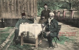 T2/T3 1909 Ada Kaleh, Pipázó Törökök és Katona A Kávéház Udvarán. Ali Mehmed 33. / Turkish Men And A Soldier Smoking Pip - Non Classés
