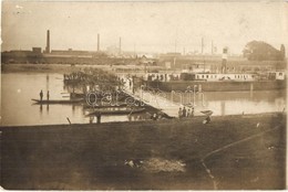 * T2/T3 Komárom, Komárno; Hajóhíd (pontonhíd) építése A Dunán / Building Of A Pontoon Bridge Over The Danube. Photo (EK) - Ohne Zuordnung