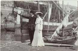 ** T2/T3 1903 Abbazia, Opatija; úri Pár A Kiköt?ben Vitorlásokkal /  Couple At The Port With Sailing Ships. Atelier Bett - Ohne Zuordnung