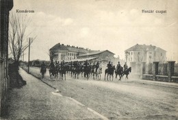 ** T1/T2 Komárom, Komárnó; Huszár Csapat Vonulása Az Utcán / K.u.K. Military, Hussars On The Street - Non Classés