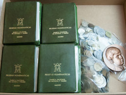 908 ESPAÑA. Lote Compuesto Por Decenas De Monedas Mundiales Y Algunos Billetes, 47 Carteras De Juan Carlos I (6 Carteras - Other & Unclassified