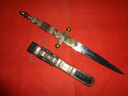 Poignard - Dague - Touareg Du Niger - Fourreau Belle Ornement, Cuivre, Laiton , Fer, Argent ? Et Cuir - Knives/Swords