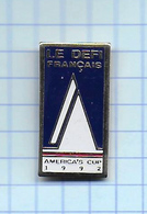 Pin's Pins /  THEME BATEAU   VOILIER *** American Cup 1992   ***  Le Defi Francais ( Dos Badge Impact ) - Bateaux