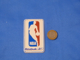 Petite Plaque En Métal "REEBOK NBA" - Plaques En Tôle (après 1960)