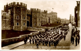 BERKS - WINDSOR - GUARD LEAVING CASTLE SHOWING HENRY VIII GATEWAY RP Be202 - Windsor