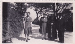 PHOTO ANCIENNE,PHOTOGRAPHIE,84,VAUCLUSE,AVIGNON,LE 1 JUIN 1947,FEMME D'EGLISE - Places