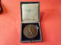 MÉDAILLE BRONZE Course à Pied Offert Par Le PETIT PARISIEN Graveur Fraisse à Datée Dia. 50 Mm  52.25 Gr Non Nettoyée - Autres & Non Classés