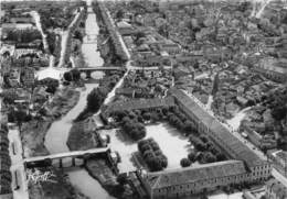 32-AUCH- VUE AERIENNE LES CASERNES ET LES PONTS SUR LE GERS - Auch