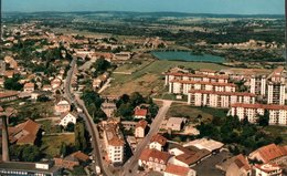 CARTE POSTALE DU DOUBS - SOCHAUX - VUE AERIENNE - LA ROUTE DE BELFORT ET LA RUE DES GRAVIERS - Sochaux