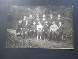 AK / Echtfoto 1917 Frankreich Gruppe Von Männern Im Anzug Mit Einer Frau. Spazierstöcke - Moda