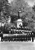 39-DOLE- LES PETITS POMPIERS DE DOLE DEVANT LA STATUE DU GRAND SAVANT PASTEUR - Dole