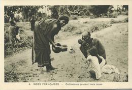 CPA  INDES FRANCAISES CULTIVATEURS PRENANT LEURS REPAS - Azië