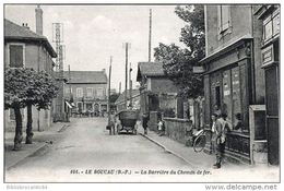 D64 - LE BOUCAU < LA BARRIERE DU CHEMIN DE FER + MAGASIN DE CYCLES  H. BOUHEBEN - Boucau