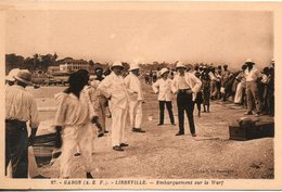 Gabon. Libreville. Embarquement Sur Le Warf - Gabon