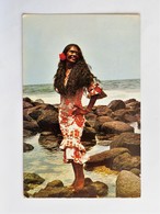 Carte Postale : TAHITI : Tahitienne Portant La Robe "MAMARUAU" - Tahiti