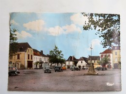 C.P.A. 64 LEMBEYE : Grande Place Du Marché, Animé, Voitures Des Années 1960 - Lembeye