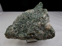 PARGASITE A CORIDON RUBIS AU MOINS 5 VIEILLE BRIOUDE 10 X 7 CM - Minéraux