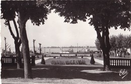 BLAYE. - Le Jardin Public, Au Fond, Le Bac. Cpsm 9x14 Pas Courante - Blaye