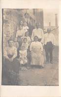 CARTES-PHOTO LOT DE 2 - UNE FAMILLE - ( BAZOUGES ) A CONTRÔLER - Gruppen Von Kindern Und Familien