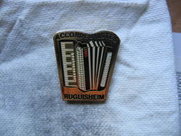 Delcampe - Pin's Des Accordéonistes De La Commune De RUGISHEIM (Réguisheim). Dépt 68 - BD