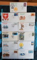 11 ENVELOPPES PREMIER JOUR DE NOUVELLE CALEDONIE ANNEES 1977/1983 AVEC  RABATS AU VERSO COLLES PARTIELLEMENT - Storia Postale