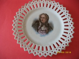 Trés Belle Assiette En Porcelaine De SAXE Dentelée Diamètre 18cms TTBE - Autres & Non Classés