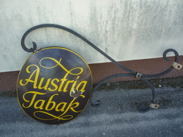 Austria-Tabak Emailschild Gewoelbt Mit Auslieger - Placas Esmaltadas (desde 1961)