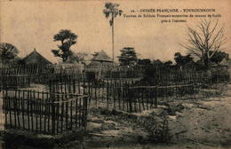 Guinée Française - YOUKOUNKOUN - Tombes De Soldats Français Entourées De Canons De Fusils Pris à L'ennemi - Französisch-Guinea