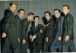 8350 M -  Photo  Publicité  Caltex  Groupe    Joey And The Showmen  Ayant Accompagny    Johnny Hallyday 1964 - 1965 - Non Classificati
