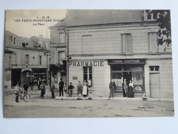 C.P.A. : 86 LES TROIS MOUTIERS : La Place, Pharmacie, Firmin Coiffeur, Animé - Les Trois Moutiers