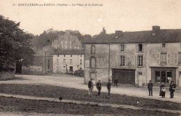 Mouilleron En Pareds : La Place Et Le Château - Mouilleron En Pareds