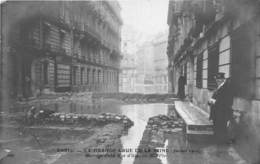 PARIS -INONDATION- BARRAGE ETABLI RUE D'ISLY -CARTE-PHOTO - Überschwemmung 1910