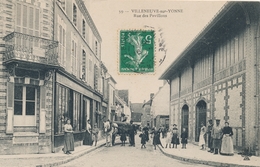 CPA Dépt 89 - Villeneuve S/Yonne - 1 CPA Circ - Rue Des Pavillons - Belle Vue Très Animée - TB - Overprinter Postcards (before 1995)