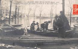 PARIS -INONDATION- RESCAPES D'IVRY PAR BATEAU A LA PORTE DE LA GARE XIIIe ARRt  -CARTE-PHOTO - Überschwemmung 1910