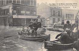 75-PARIS-INONDATIONS- PONTONNIERS SUR BACHOTS ET MARINS SUR YOUYOUS VONT AU SECOURS DES SINISTRES - Paris Flood, 1910