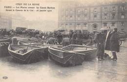 75-PARIS-INONDATIONS- LES MARINS ARMENT LES CANOTS BERTHON DEVANT LA CASERNE DE LA CITE - Paris Flood, 1910