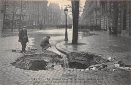 75-PARIS-INONDATIONS- EFFONDREMENT D'UN EGOUT BLD ST-GERMAIN - Paris Flood, 1910