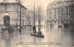 75-PARIS-INONDATIONS- SOLDATS DU 1er GENIE PORTANT SECOURS AUX HABITANTS D'AUTEUIL - Paris Flood, 1910