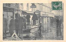 75-PARIS-INONDATIONS- RUE SAINT-DOMINIQUE POSE D'UNE PASSERELLE - Paris Flood, 1910