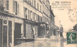 75-PARIS-INONDATIONS- RAVITAILLEMENT RUE SURCOUF LE BOUCHER ET LE BOULANGER FAISANT LEUR TOURNEE EN CANOT - Alluvioni Del 1910