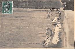 75-PARIS-INONDATIONS- MAXIMUM DE LA CRUE AU PONT DE L'ALMA - De Overstroming Van 1910