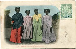 MADAGASCAR CARTE POSTALE DE NOSSI-BE GROUPE DE FEMMES ANTAKAVA DEPART -20- 18 JUIN 06 MADAGASCAR POUR LE TONKIN - Briefe U. Dokumente