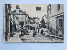 C.P.A. : 86 LENCLOITRE : Entrée De La Grande Rue Et La Place, Hotel Du Cheval Blanc, Café Du Commerce, Animé - Lencloitre