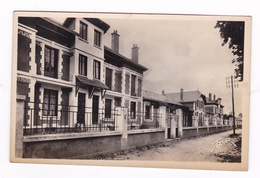 Jolie CPM Brioux Sur-Boutonne (Deux-Sèvres), Groupe Scolaire, Années 1950 - Brioux Sur Boutonne