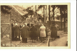 CPA - Carte Postale -Belgique - Beauraing-- Au Pied De La Grotte - S1065 - Beauraing