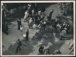 Cca 1935 Kinszki Imre (1901-1945) Budapesti Fotóm?vész  Pecséttel Jelzett Vintage Alkotása (sétáló Emberek), 13x17,5 Cm - Sonstige & Ohne Zuordnung