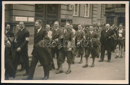 Cca 1944 Bp., Felvonulók Horogkeresztes Karszalaggal, Fotó, 9×14 Cm - Autres & Non Classés