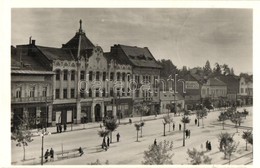 ** T2 Marosvásárhely, Targu Mures; Széchenyi Tér Az Államrend?rségi Palotával, Nussbaum Testvérek üzlete, Gyógyszertár,  - Non Classés