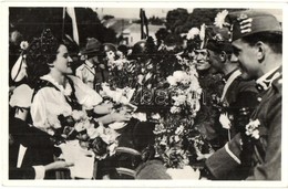 ** T2/T3 1938 Ipolyság, Sahy; Bevonulás, Honleányok Virágot Adnak A Katonáknak / Entry Of The Hungarian Troops, Compatri - Sin Clasificación