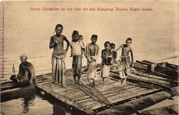 ** T1/T2 Groep Djambiers Op Een Vlot Uit Den Kampong, Rantan Kapas Moeda / Indonesian Boys Building A Raft, Folklore - Unclassified